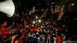 Lilin dan Api Tutup Aksi Tolak Omnibus Law di Patung Kuda Lilin dan Api Tutup Aksi Tolak Omnibus Law di Patung Kuda