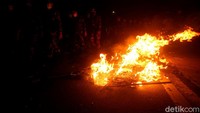 Api juga membara saat massa aksi membubarkan diri. Meski api besar menyala, namun aksi tersebut berjalan lancar hingga bubar.