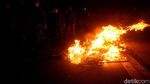 Lilin dan Api Tutup Aksi Tolak Omnibus Law di Patung Kuda Lilin dan Api Tutup Aksi Tolak Omnibus Law di Patung Kuda