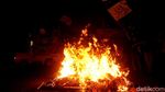 Lilin dan Api Tutup Aksi Tolak Omnibus Law di Patung Kuda