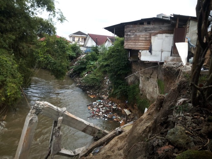 Longsor di bantaran Sungai Deli Medan (Datuk Haris-detikcom)