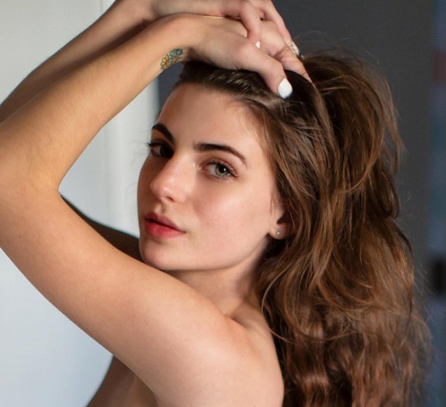 Beberapa wanita sulit cari pacar lewat situs kencan karena mereka dianggap palsu. Model Luna Benna mengatakan akunnya disangka bohong karena fotonya memang sering dipakai untuk menipu.Foto: Instagram @luna.benna