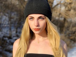 Pesona Model Cantik yang Diblokir dari Tinder karena Dianggap Akun Palsu