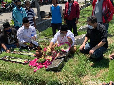Machfud Arifin ziarah ke makam Mantan Sekjen DPP PDIP, almarhum Ir Soetjipto di TPU Keputih Surabaya.