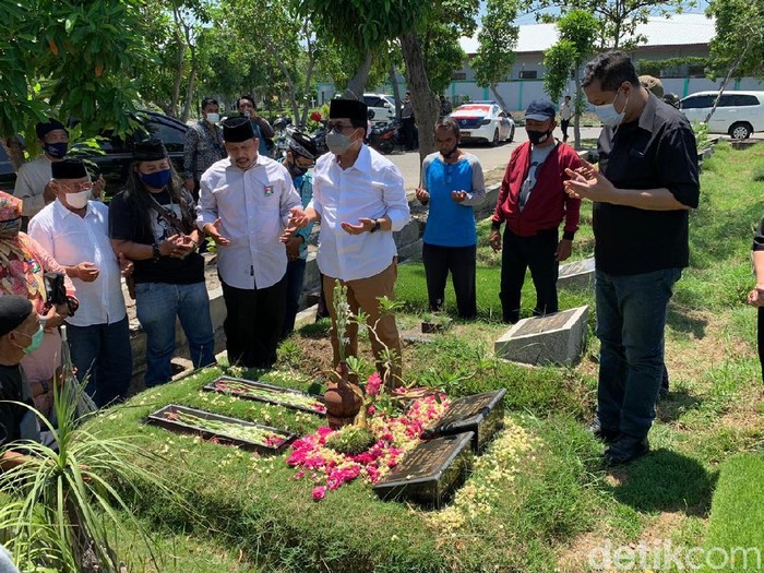 Machfud Arifin ziarah ke makam Mantan Sekjen DPP PDIP, almarhum Ir Soetjipto di TPU Keputih Surabaya.