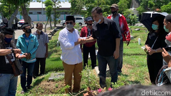 Machfud Arifin ziarah ke makam Mantan Sekjen DPP PDIP, almarhum Ir Soetjipto di TPU Keputih Surabaya.