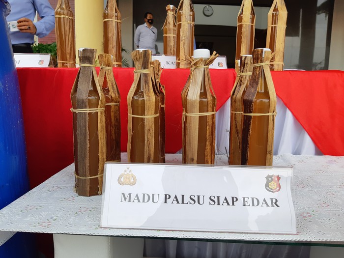 Madu palsu yang siap edar diamankan polisi sebagai barang bukti.