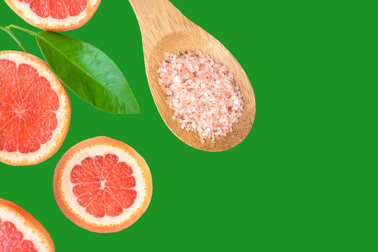 Makan Buah dengan Taburan Garam Ternyata Lebih Sehat
