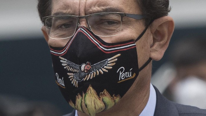 Wearing a mask amid the COVID-19 pandemic, Peruvian President Martin Vizcarra talks to reporters before entering Congress in Lima, Peru, Monday, Nov. 9, 2020. Peru’s president faces a second impeachment vote in less than two months Monday over new accusations of corruption in the latest jolt to one of the countries hardest hit by the coronavirus pandemic. (AP Photo/Rodrigo Abd)