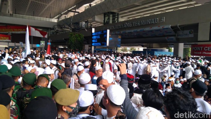 Massa di Terminal 3 Sambut Habib Rizieq