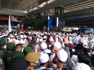 Petinggi FPI ke Pintu Kedatangan Sambut Habib Rizieq, Massa Bentuk Barikade