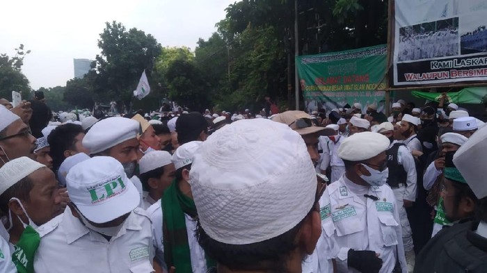 Massa pendukung Habib Rizieq menutupi Jl KS Tubun, Jakarta Pusat
