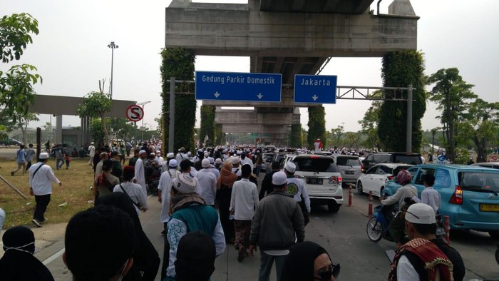 Massa pengikut Habib Rizieq tinggalkan Bandara Soekarno Hatta