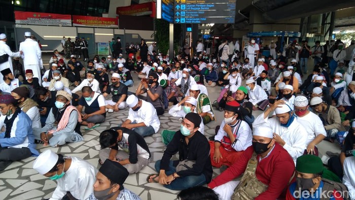 Massa penjemput Habib Rizieq di Terminal 3 Soetta pukul 07.30 WIB (Adhyasta Dirgantara/detikcom).