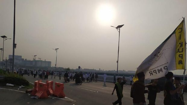 Crowd welcomes Habib Rizieq on foot to Soekarno Hatta Airport