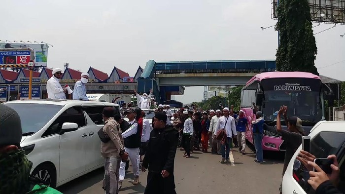 Meninggalkan Bandara Soekarno-Hatta, Habib Rizieq melintasi GT Cengkareng 2 menuju Petamburan melalui Tol Bandara Soetta.