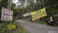 Penutupan tempat wisata tersebut dilakukan karena berada di zona merah, yakni sekitar 5 kilometer (km) dari puncak Gunung Merapi.
