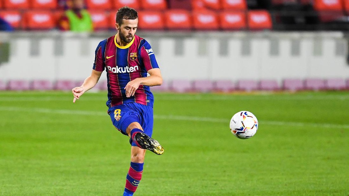Miralem Pjanic bermain tidak dengan mengandalkan kecepatan fisik. (Foto: Getty Images/David Ramos)