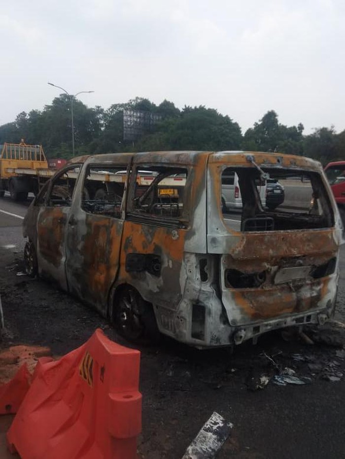 Mobil terbakar di Tol Jagorawi KM 11 (Dok Istimewa)