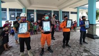 Kemudian, ada empat relawan yang membawa foto pahlawan nasional. Untuk foto pahlawan nasional yang dibawa tersebut meliputi Sultan Hasanuddin, Gajah Mada, RA Kartini dan Tuanku Imam Bonjol. Dalam acara ini dipandu Anggota Babinkamtimbas Polsek Mertoyudan, Aipda Donny Sugiarto.  