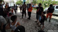 Sementara itu, di lokasi pengungsian lainnya Desa Deyangan, Kecamatan Mertoyudan, sejumlah mahasiswa Psikologi Universitas Muhammadiyah Magelang (Unimma) memberikan materi psiko sosial anak.  