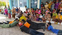 Selain, diperlihatkan foto pahlawan nasional, anak-anak juga mendapatkan hiburan sulap serta terakhir diajak menyanyikan lagu perjuangan Sorak-sorak Bergembira. Anak-anak yang berada di lokasi pengungsian ini sangat antusias sekali mengikutinya.  