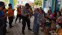 Doni mengatakan kegiatan yang dilakukan memberikan hiburan dan main sulap. Selain itu, untuk menggugah semangat dan mengingat kembali diperlihatkan foto-foto pahlawan nasional.  
