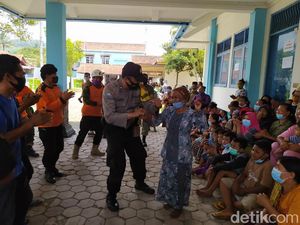 Video Momen Anak-anak Pengungsi Merapi Peringati Hari Pahlawan