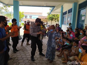 Video Momen Anak-anak Pengungsi Merapi Peringati Hari Pahlawan