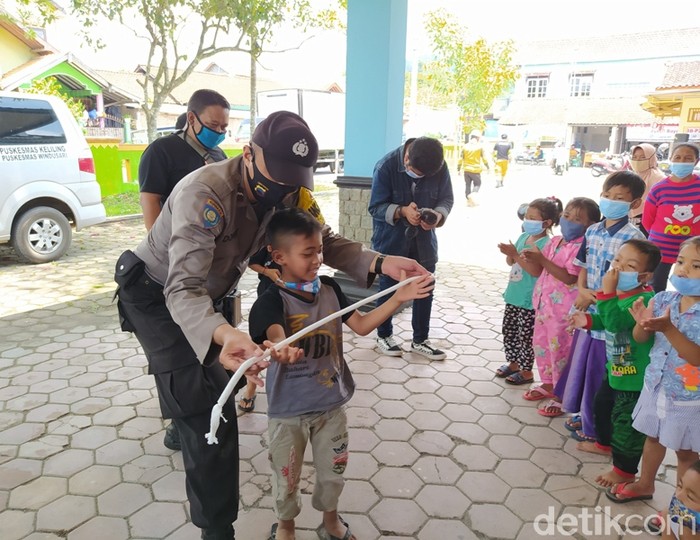 Momen Anak-Anak Peringati Hari Pahlawan di Pengungsian Magelang Anak-anak di pengungsian Desa Banyurojo, Kecamatan Mertoyudan, Kabupaten Magelang, Jawa Tengah, diajak bermain sulap.