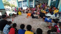 Adapun pengungsi yang berada di Desa Banyurojo ini berasal dari Dusun Babadan I dan Babadan II, Desa Paten, Kecamatan Dukun. Pada peringatan Hari Pahlawan ini, anak-anak beserta orangtuanya berkumpul di depan lokasi pengungsian.  