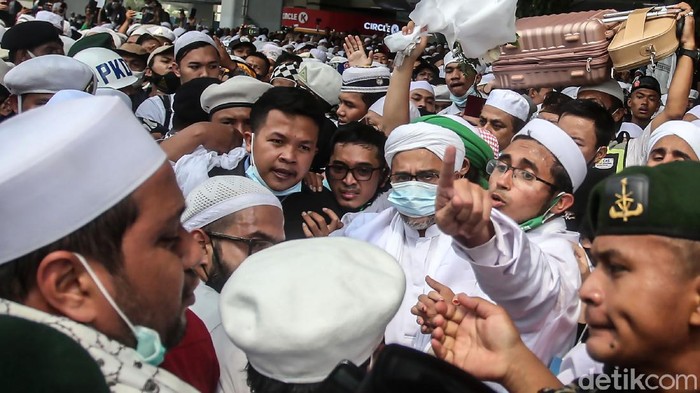 Imam Besar FPI Habib Rizieq Syihab akhirnya tiba di Indonesia. Habib Rizieq langsung keluar dari Terminal 3 dan langsung berorasi.