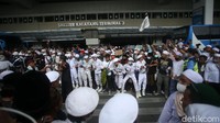 TNI Polri dan laskar FPI juga telah membentuk barikade untuk membuka jalan kepada Habib Rizieq.