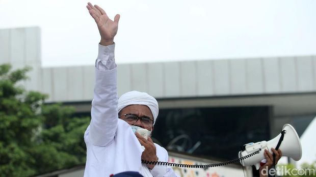 Imam Besar FPI Habib Rizieq Syihab akhirnya tiba di Indonesia. Habib Rizieq langsung keluar dari Terminal 3 dan langsung berorasi.