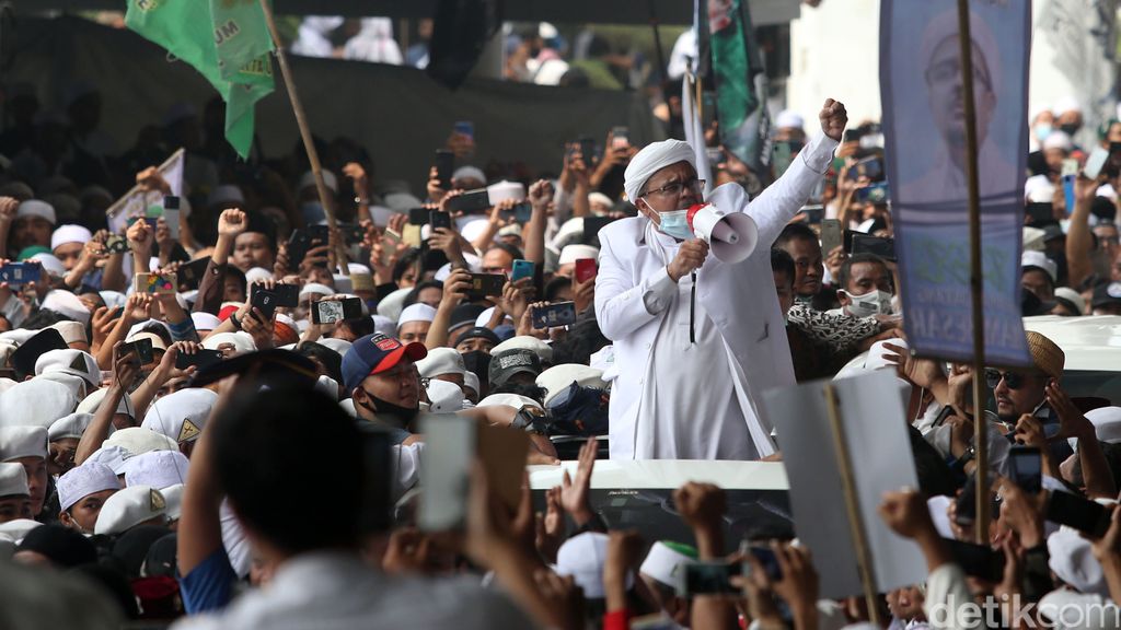Imam Besar FPI Habib Rizieq Syihab akhirnya tiba di Indonesia. Habib Rizieq langsung keluar dari Terminal 3 dan langsung berorasi.