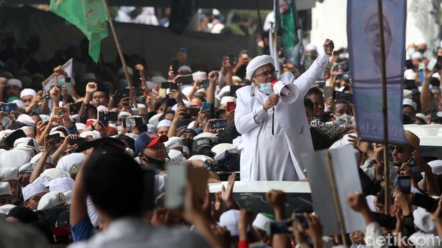 Imam Besar FPI Habib Rizieq Syihab akhirnya tiba di Indonesia. Habib Rizieq langsung keluar dari Terminal 3 dan langsung berorasi.