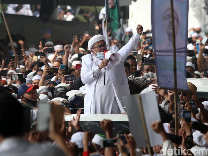 Imam Besar FPI Habib Rizieq Syihab akhirnya tiba di Indonesia. Habib Rizieq langsung keluar dari Terminal 3 dan langsung berorasi.