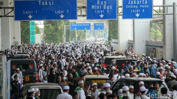 Imam Besar FPI Habib Rizieq Syihab akhirnya tiba di Indonesia. Habib Rizieq langsung keluar dari Terminal 3 dan langsung berorasi.