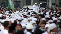 Habib Rizieq Syihab untuk pertama kalinya menyapa pendukung setelah kembali menginjakkan kaki di Indonesia.