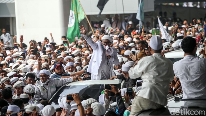 Imam Besar FPI Habib Rizieq Syihab akhirnya tiba di Indonesia. Habib Rizieq langsung keluar dari Terminal 3 dan langsung berorasi.
