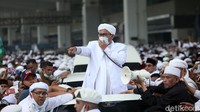Habib Rizieq menyapa pendukung memakai pengeras suara.