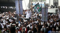 Habib Rizieq meneriakkan takbir 3 kali dengan mengepalkan tangannya.