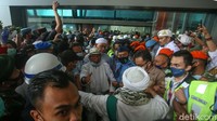 Habib Rizieq juga meminta massa membukakan jalan untuknya.