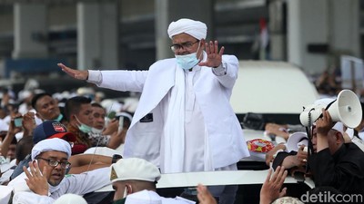Momen Habib Rizieq Tiba di Tanah Air