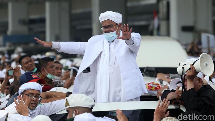 Imam Besar FPI Habib Rizieq Syihab akhirnya tiba di Indonesia. Habib Rizieq langsung keluar dari Terminal 3 dan langsung berorasi.