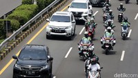 Mobil tersebut dikawal ketat petugas kepolisian.