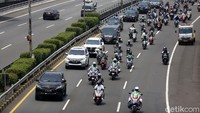 Pendukung Habib Rizieq juga ikut mengawal.