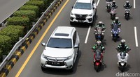 Iring-iringan ini bergerak menuju markas FPI di Petamburan, Jakarta.