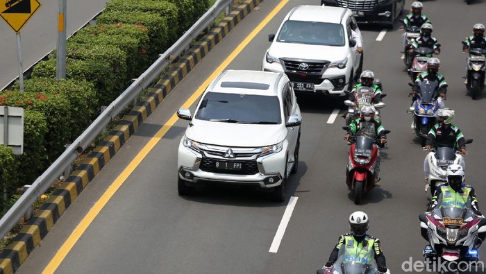 Mobil yang dikendaraai Habib Rizieq Shihab melintasi Jalan Tol Dalam Kota, Kawasan Grogol, Jakarta, Selasa (10/11). Mobil tersebut berplat nomor B 1 FPI.