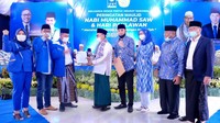 Ketua Umum PAN Zukifli Hasan didampingi Waketum PAN Yandri Susanto menyerahkan SK Kepengurusan DPW PAN Banten disela-sela acara Peringatan Maulid Nabi Muhammad SAW dan Peringatan Hari Pahlawan di Pondok Pesantren Al Mubarok di Kota Serang Banten, Selasa (10/11/2020). Istimewa/Dok. PAN.